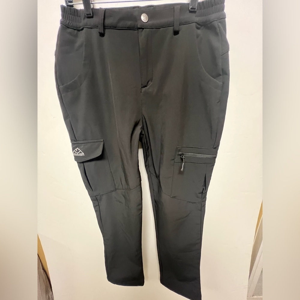 OUTDOOR SPORTS BLACK CARGO PANTS W/SIDEELASTIC WAIST. FLEECE LINED. LIKE NEW
MED